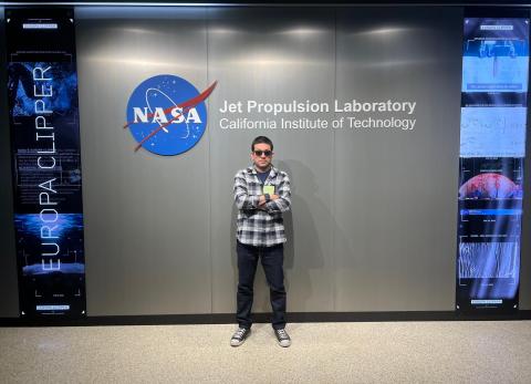 Pablo Cisneros, en una de sus primeras imágenes como parte de la NASA.