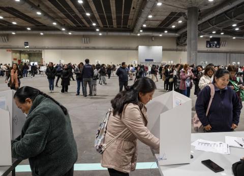 Muchos migrantes ejercen su derecho al voto en Madrid, España.