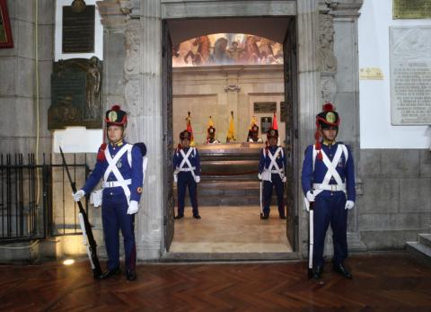 Este es el mausoleo en Quito donde descansan los restos de Antonio José de Sucre.