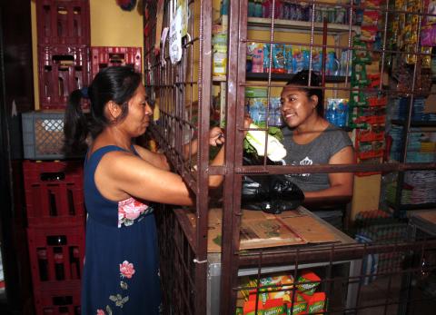 La fuerza de las tiendas de barrio está en la cercanía que logran con sus clientes.