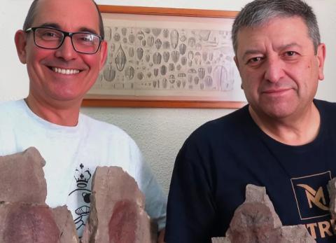 Diego García (izquierda) y Juan Carlos Gutiérrez (derecha) posan con los especímenes.