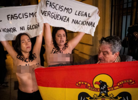 Momento exacto en que las activistas de Femen son agredidas sexualmente por un ciudadano.