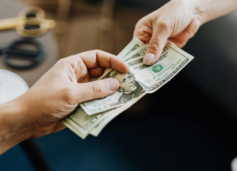 Los trabajadores bajo relación de dependencia deben recibir el bono navideño en diciembre.