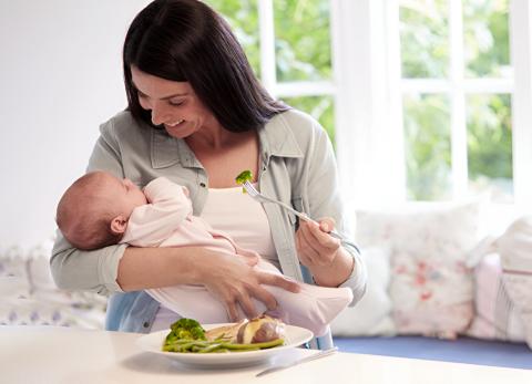 La lactancia materna debe ir acompañada de una buena alimentación para la madre, revelan expertos.