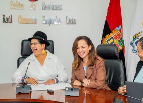 Lourdes Tibán y Marcela Aguiñaga.