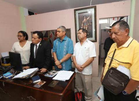 El abogado Jorge Iturburu (segundo de izquierda a derecha) junto a adultos mayores que asistieron a la primera audiencia por atraso en la devolución del IVA.