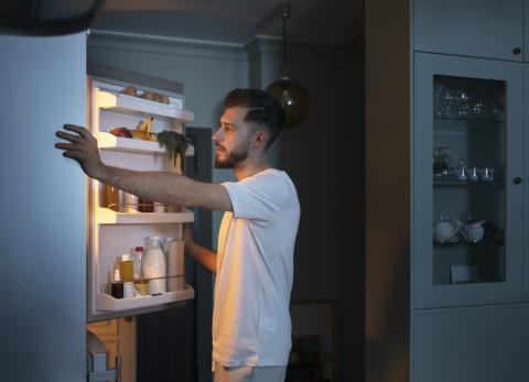 Abrir la nevera constantemente genera que se consuma más energía eléctrica.