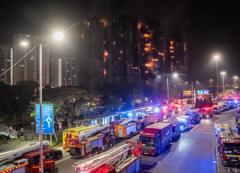 Fuego imparable en Tai Po: así se propagó el incendio que deja decenas de muertos