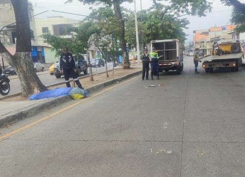 El cuerpo del motociclista quedó tendido sobre la calzada.