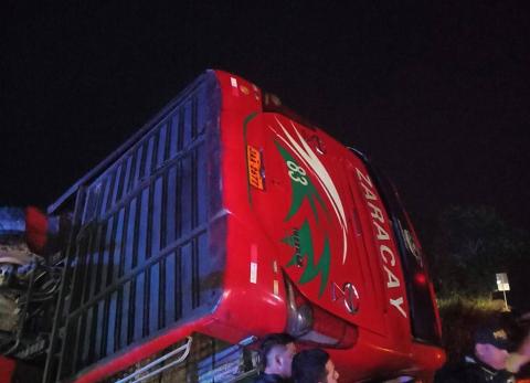 El accidente involucró a un bus de transporte de pasajeros.