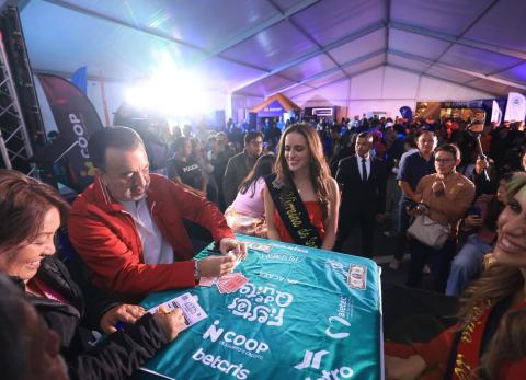 Mundial de 40: La recién elegida reina de Quito, María Emilia Sánchez, y el alcalde de la capital Pabel Muñoz hicieron pareja