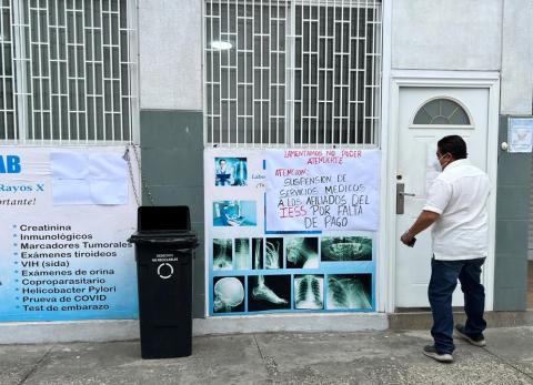 Carteles anuncian la suspensión de atención a pacientes derivados del IESS.