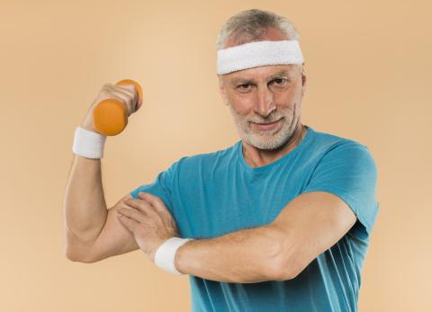 hombre mayor con pesas