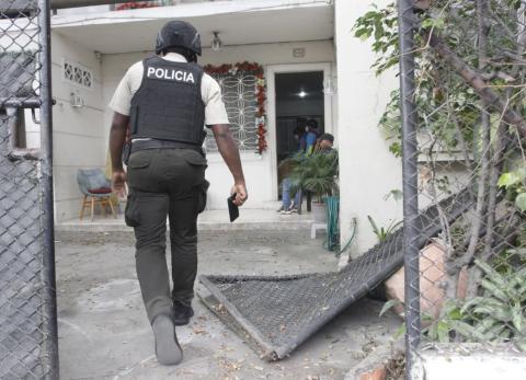 La víctima se estrelló contra la puerta de su casa para evitar el robo.