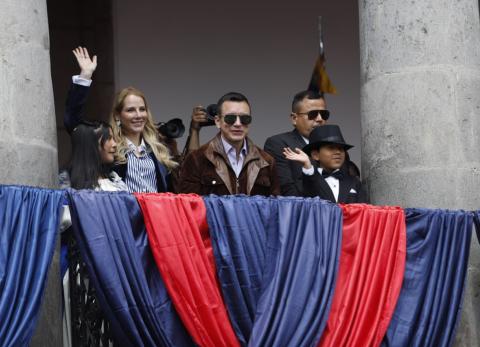 El presidente Daniel Noboa, desde el balcón viendo la Serenata Quiteña.