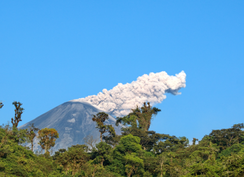 Volcán Reventador registró actividad hoy, martes 2 de diciembre de 2025.