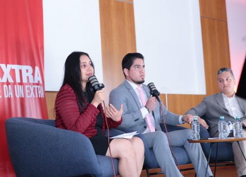 Verónica Gómez (i), junto al moderador del conversatorio Antonio Romero (c) y el abogado Diego Bastidas (d).