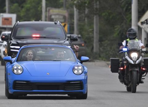Daniel Noboa saludó a sus simpatizantes mientras iba a votar en un carro de lujo.