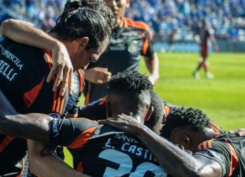 Emelec enfrenta a Liga de Quito en el Rodrigo Paz.