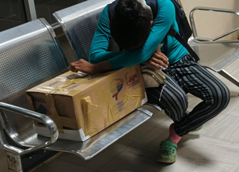 La imagen de la madre con su bebé circuló en redes sociales.