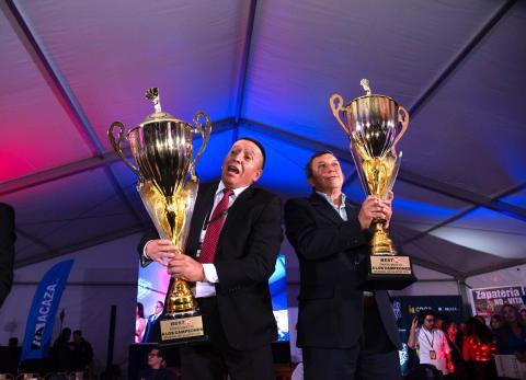 Miguel Jaramillo y Octavio Tamayo celebran su victoria en la final del Campeonato Mundial de 40, tras una intensa partida en el Centro Comercial Iñaquito.