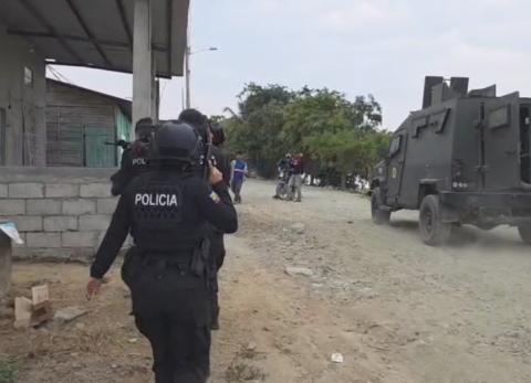 Policías y militares se desplegaron por tierra, agua y aire en el cantón ferroviario.