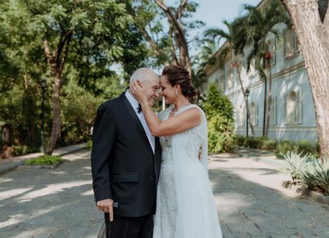 Con esta foto, Marcela Aguiñaga informó el fallecimiento de su padre Roosevelt Xavier Aguiñaga.