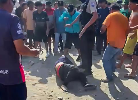 El sospechoso cuando fue atacado por la multitud de ciudadanos que pedían justicia