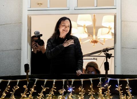 La líder opositora venezolana María Corina Machado salida desde del balcón de su hotel en Oslo tras su llegada a la capital noruega.