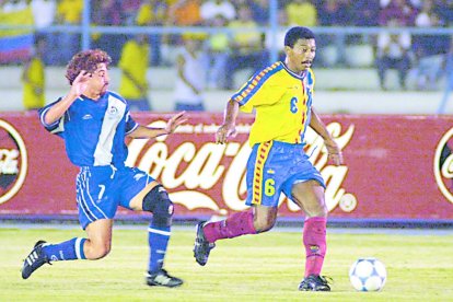 El exdefensor ecuatoriano, Luis Capurro (d), se quedó con la espina de no participar en el Mundial de 2002.