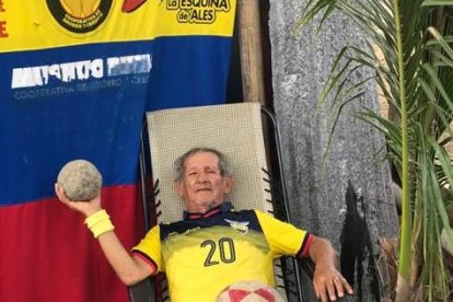 Manuel Loor con su gigante camiseta que lo ha acompañado estos últimos años.