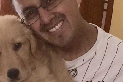 Freddy Mera junto al can cuando lo llevó a casa.