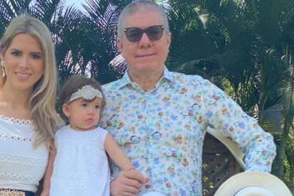 Vito Muñoz, junto a su esposa e hija.