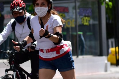 Hubo gente que aprovechó para salir a patinar.
HOY SE OBSERVO GRAN CANTIDAD DE PERSONAS EN BICLICLETAS , PATINES Y CORRIENDO CUMPLIENDO LAS NORMAS DE BIOSEGURIDAD.
14 de junio 2020
KARINA DEFAS
Agencia (ag-expreso ag-extra ag-quito)