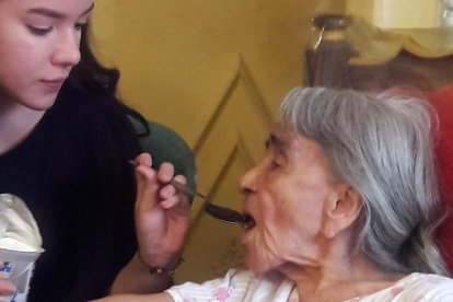 Cuando Michelle va le da de comer, la lleva al baño o la deja acostada en la cama y junto al doctor limpian su vivienda.