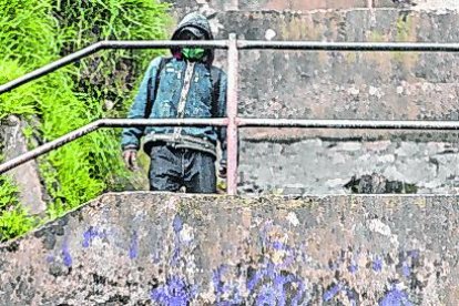 Unos individuos cubiertos el rostro se asomaron al final de las escalinatas.