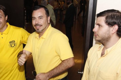 José Francisco Cevallos (i), extitular amarillo, y Juan Alfredo Cuentas (d). Carlos Alfaro Moreno (c), actual presidente torero.