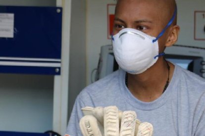 Gabbarini le regala los guantes con que tapó el penal a Barcelona a Kevin.