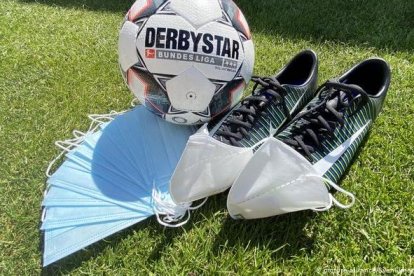 La pelota desde que comenzó a usar mascarilla por el Covid 19, el futbol tiene nuevos reglamentos.