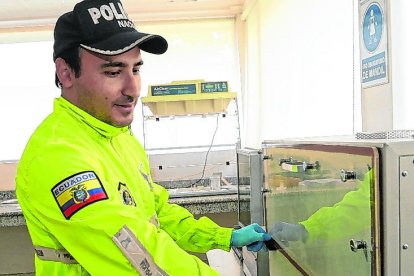 El capitán Ochoa vio como una mujer mantenía abrazado el cadáver del esposo de ella