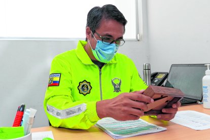 El capitán Solis lleva tres meses sin abrazar a su esposa e hijas