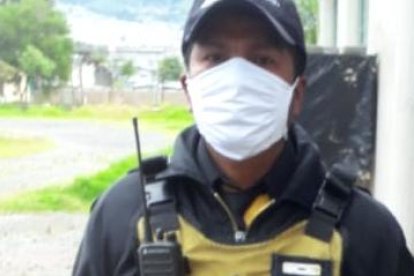 En la foto se observa a uno de los guardias que trabaja en la empresa donde laboraba Zapata. Su representante dijo que sí les entregan los equipos para evitar contagios.