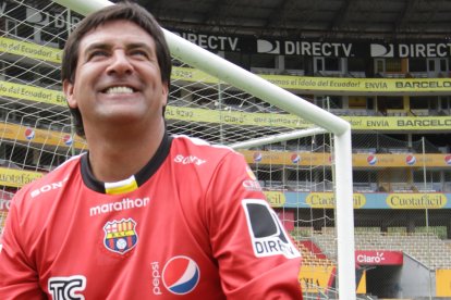 Carlos Luis Morales en julio  del 2012, volvió a repetir la foto que hizo historia en 1990.