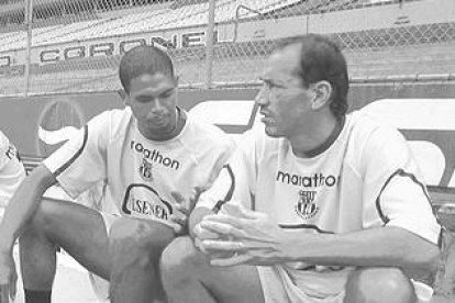 Gilson en la época de Barcelona hablando con Frickson George.