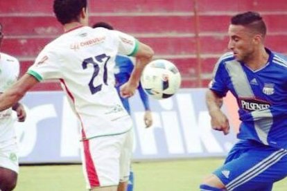 Rentería (izq.) en 2016, cuando jugaba en Mushuc Runa.