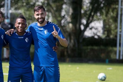 Toda la alegría de Pervis Estupiñan en la previa del entrenamientos del Osasuna del jueves 25 de junio del 2020.