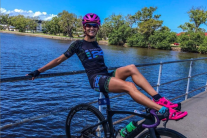 La deportista de triatlón, Elizabeth Bravo lleva tres meses entrenando en la cuarentena en Australia.