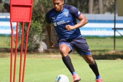 Antonio Valencia en un entrenamiento con Liga de Quito a la espera de la fecha del regreso del fútbol en Ecuador.