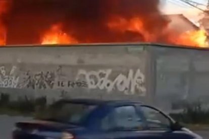 Las llamas alcanzaban los tres metros de altura, amenazando con dañar el cableado eléctrico.