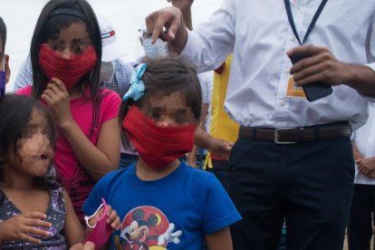Muy unidos a su padre son los hermanos Cabeza Mejía, quienes en estos 15 días se han apegado más a su progenitor.